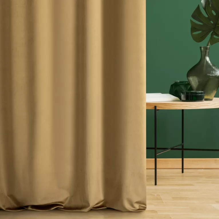 Zasłona szyta na taśmie 5 cm ENYA jasnobrązowa z miękkiej półmatowej tkaniny welwetowej