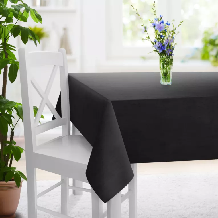 Obrus szyty czarny z tkaniny welwetowej w pionowe prążki, wykończona obciążnikiem