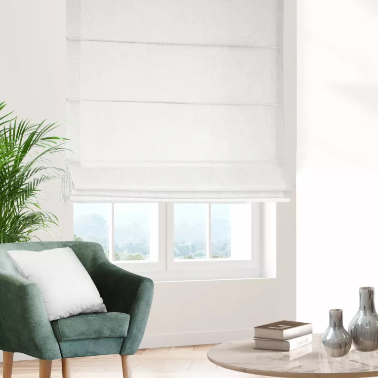 Roleta rzymska naturalno jasnobeżowa z tkaniny zaciemniającej 100% blackout, o strukturze weluru