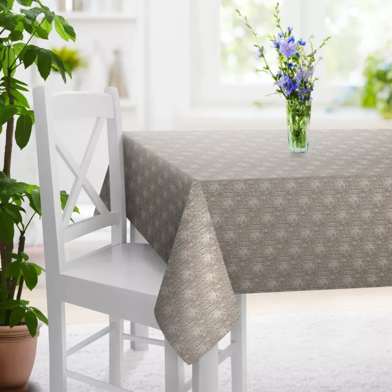 Obrus szyty srebrno złocisty z tkaniny z wzorem w formie przecierki na błyszczącym tle Pierre Cardin