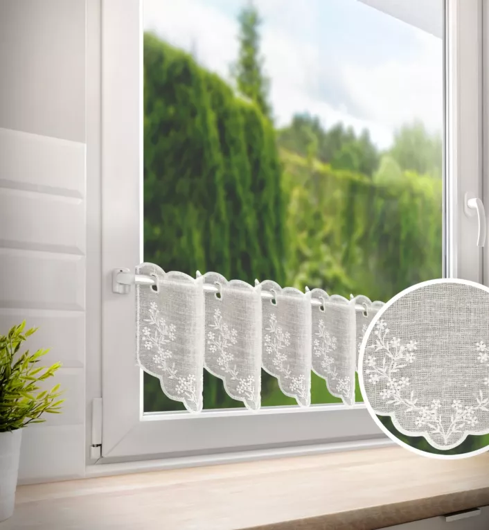 Tkanina firanowa zazdrostka z etaminy zdobiona haftem drobnych kwiatuszków