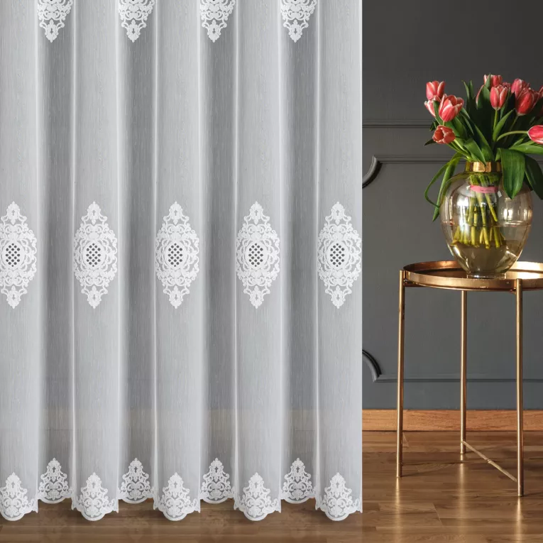 Firana szyta na taśmie 5 cm naturalna z miękkiej tkaniny typu ADEN z efektem deszczyku, zdobiona haftem łańcuszkowym