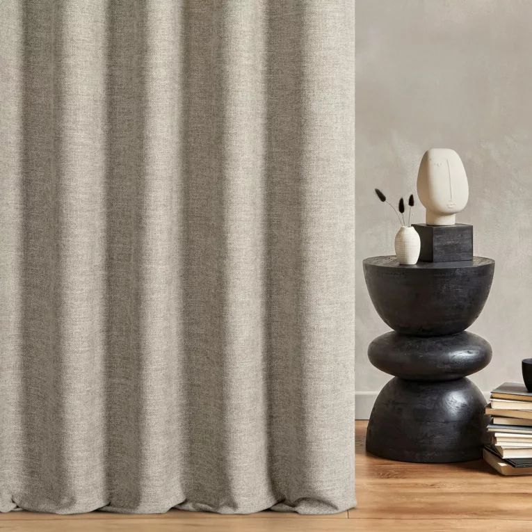 Zasłona szyta na flexach beżowa tkanina o naturalnym charakterze z efektem melanżu