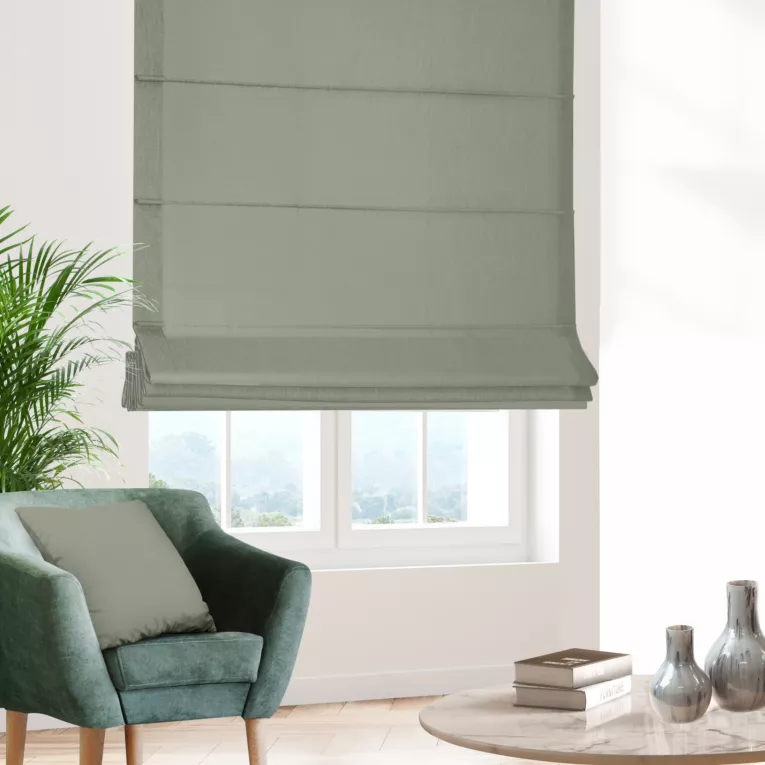 Roleta rzymska jasnosrebrna z gładkiej tkaniny typu dimout