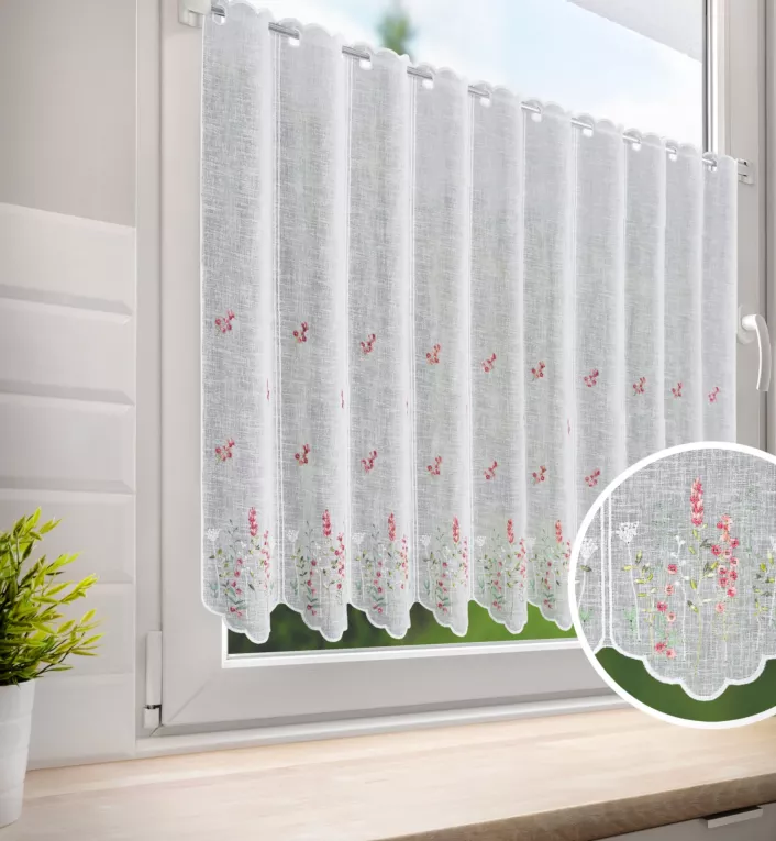 Tkanina firanowa zazdrostka zdobiona haftem drobnych kwiatuszków