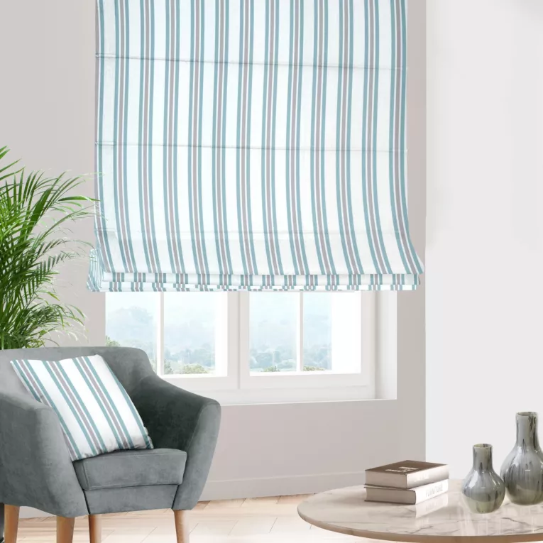 Roleta rzymska jasnokremowo turkusowa z tkaniny o naturalnym splocie z nadrukowanym wzorem w pasy