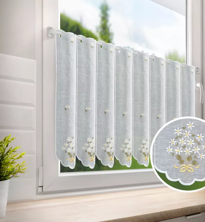 Tkanina firanowa zazdrostka zdobiona haftem w drobne stokrotki