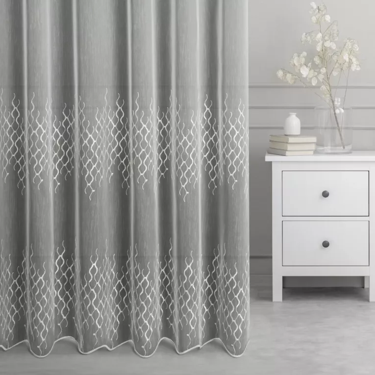 Firana szyta na taśmie fala kremowa z matowej tkaniny haftowanej w pasowy geometryczny wzór