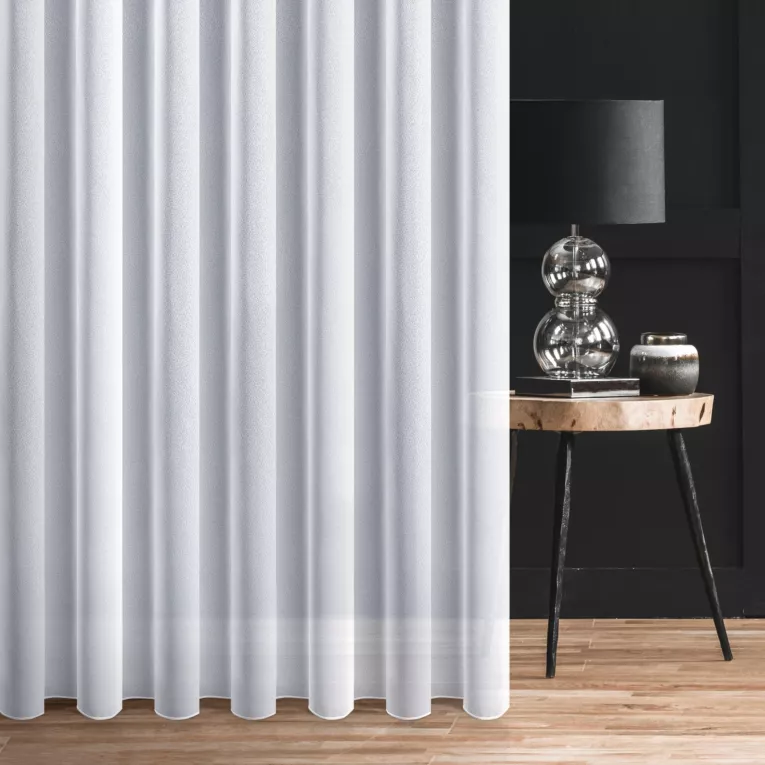 Firana szyta na taśmie 8 cm biała z gładkiej markizety o gęstym splocie i subtelnym połysku wykończona obciążnikiem