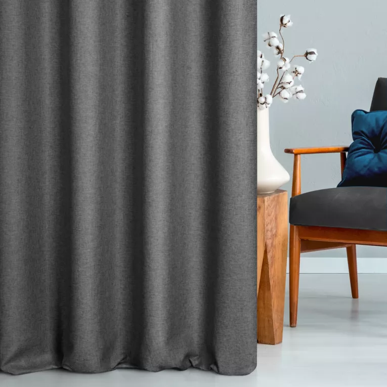 Zasłona szyta na taśmie 5 cm grafitowa z tkaniny trudnopalnej, zaciemniającej, typu blackout z efektem melanżu