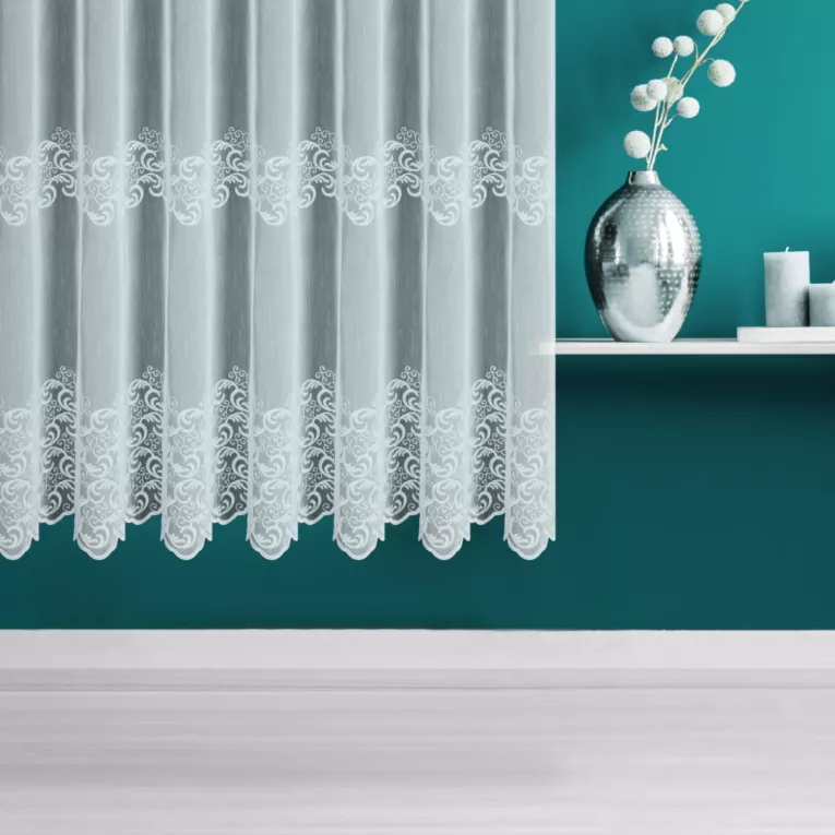 Firana szyta na taśmie 5 cm biała z matowej tkaniny ozdobionej ornamentowym haftem