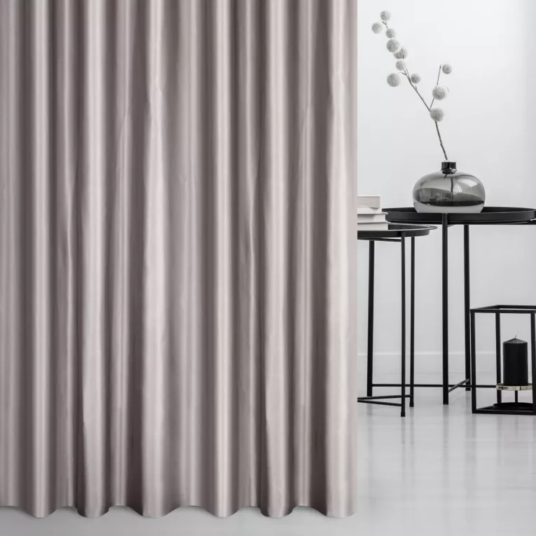 Zasłona szyta na tunelu szarobeżowa z tkaniny o satynowym połysku zaciemniającej w 100%