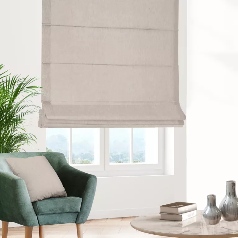 Roleta rzymska kremowa z miękkiej tkaniny szenilowej typu dimout o naturalnym splocie