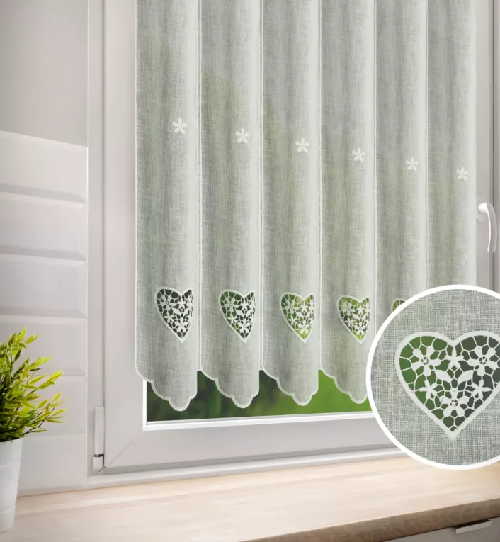 Tkanina firanowa zazdrostka z etaminy zdobiona haftowanymi ażurowymi sercami