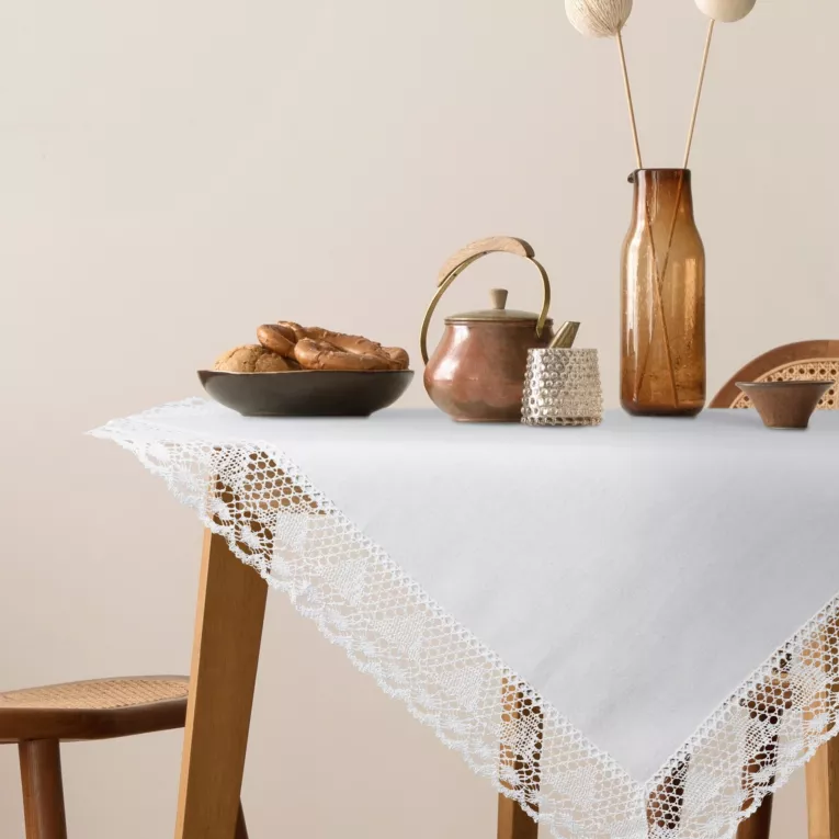 Obrus na stół 85x85 cm biały zdobiony koronką - NATALY