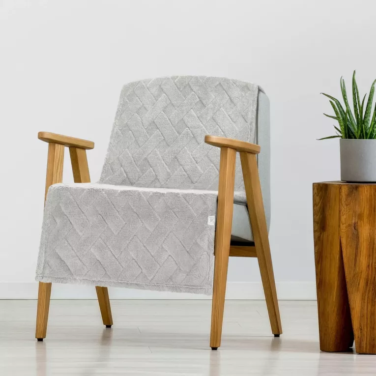 Narzuta na fotel-koc flano 70x160 cm srebrna zdobiona wytłaczanym wzorem CARO Design 91