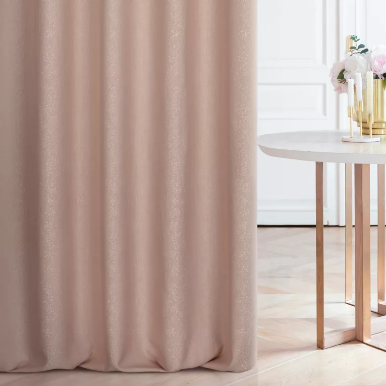 Zasłona szyta na taśmie 5 cm pudrowo różowa z tkaniny z dodatkiem połyskującej nici, z widocznym ozdobnym splotem