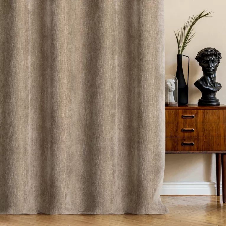 Zasłona szyta na taśmie 5 cm jasnobrązowa z miękkiej w dotyku tkaniny szenilowej