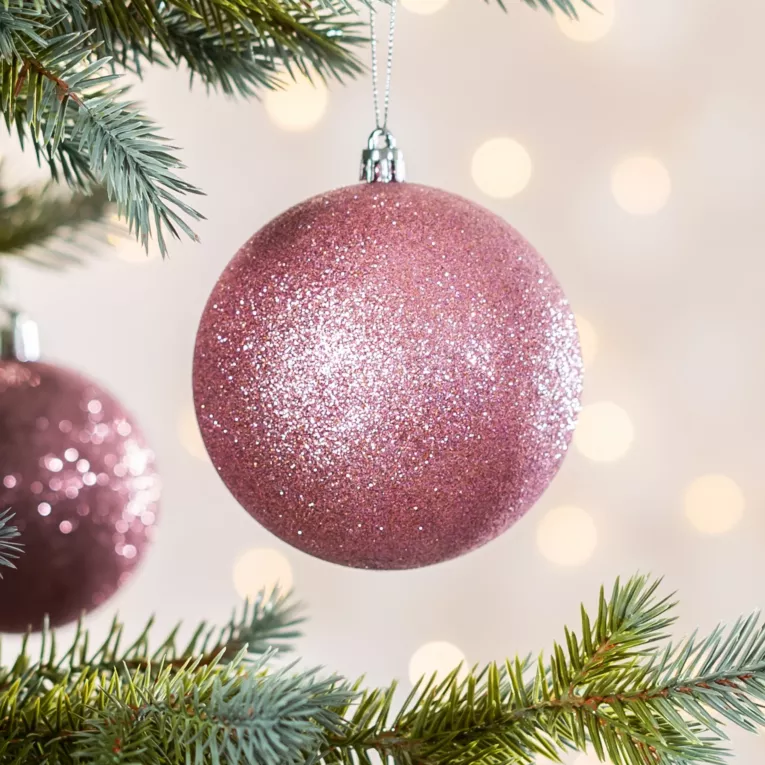 Bombka choinkowa obsypana lśniącym brokatem