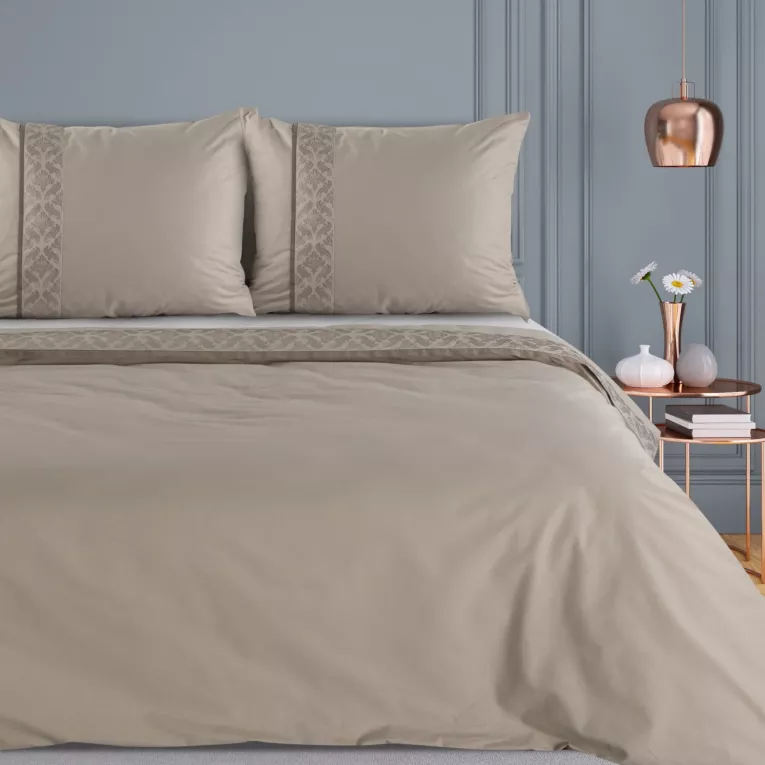 Pościel 220x200 cm z bawełny ranforce kolor jasnobrązowy zdobiona ornamentowym haftem REINA26