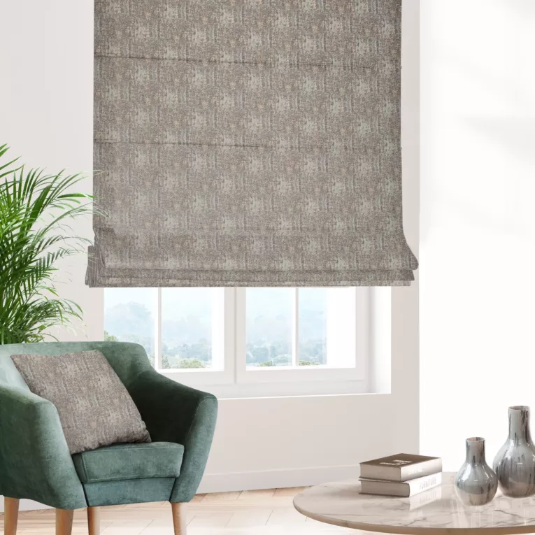 Roleta rzymska srebrno złocista z tkaniny z wzorem w formie przecierki na błyszczącym tle Pierre Cardin