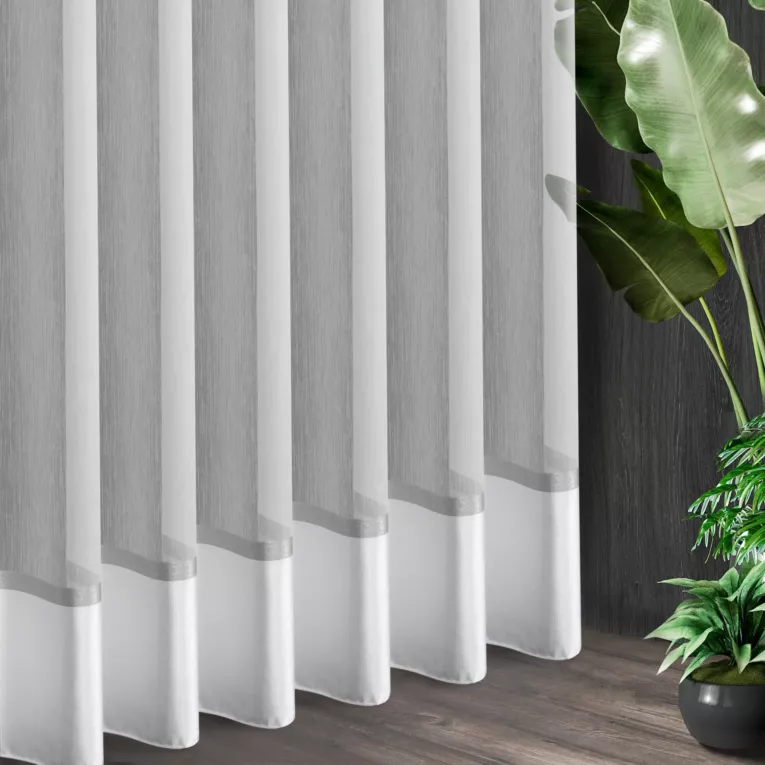 Tkanina firanowa z efektem deszczyku zakończona gładkim ozdobnym pasem