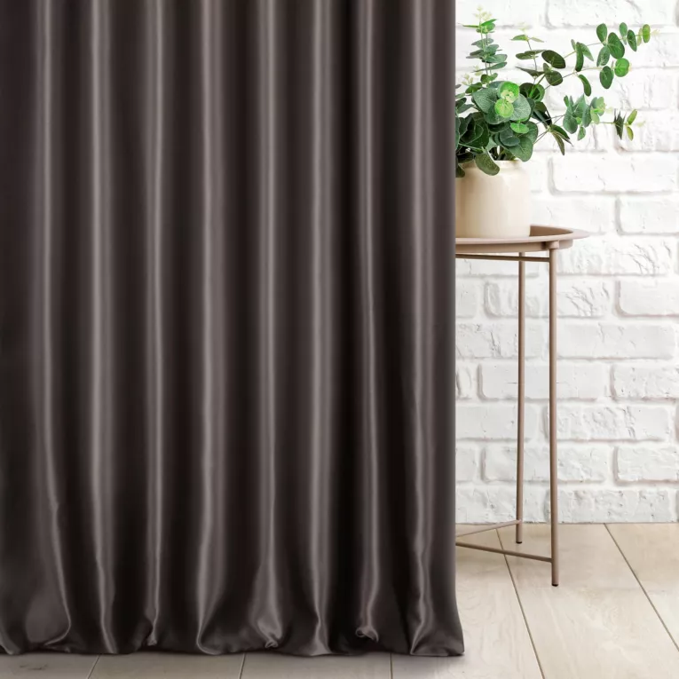 Zasłona szyta na taśmie 8 cm ciemnobrązowa z jednokolorowej gładkiej tkaniny