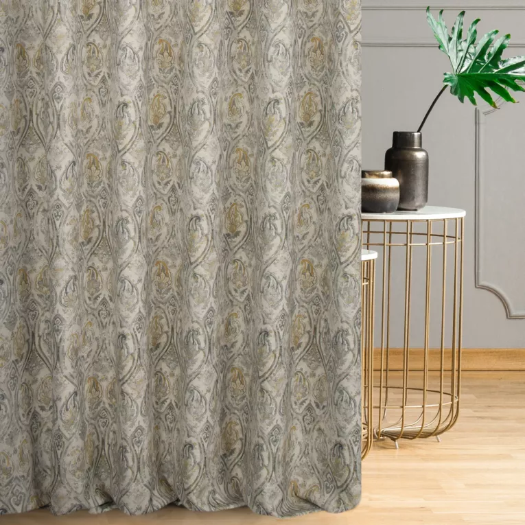Zasłona szyta na taśmie 5 cm popielato musztardowa z tkaniny z dodatkiem bawełny i nici metalicznej, o wzorze ornamentowym, zawiera 20% bawełny