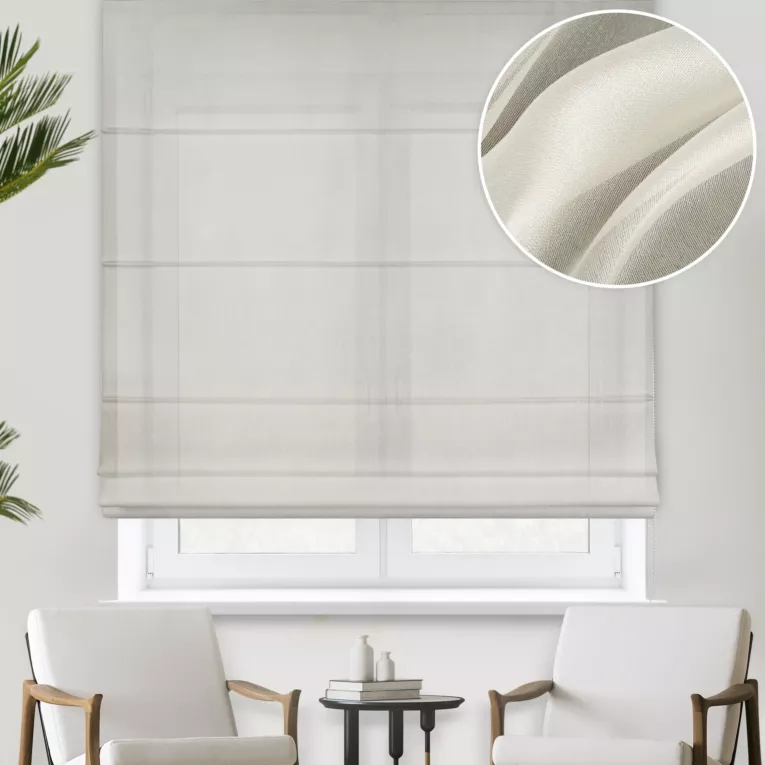 Roleta rzymska kremowa z delikatnie połyskującej tkaniny, wykończonej obciążnikiem