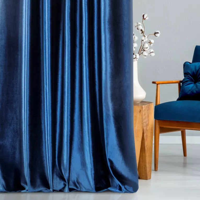 Zasłona szyta na taśmie 5 cm SAFARI ciemnoniebieska z miękkiej welwetowej tkaniny z połyskiem