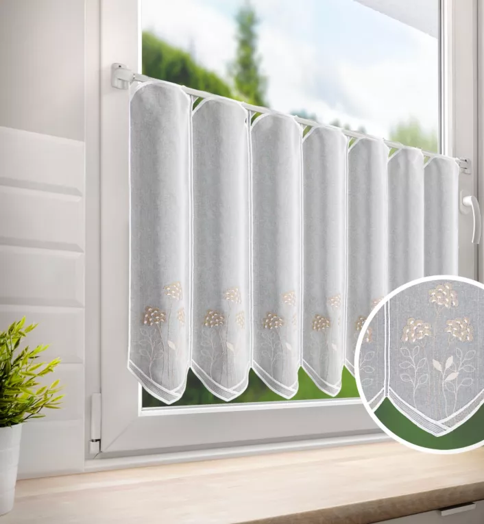 Tkanina firanowa zazdrostka z etaminy zdobiona haftem roślinnym