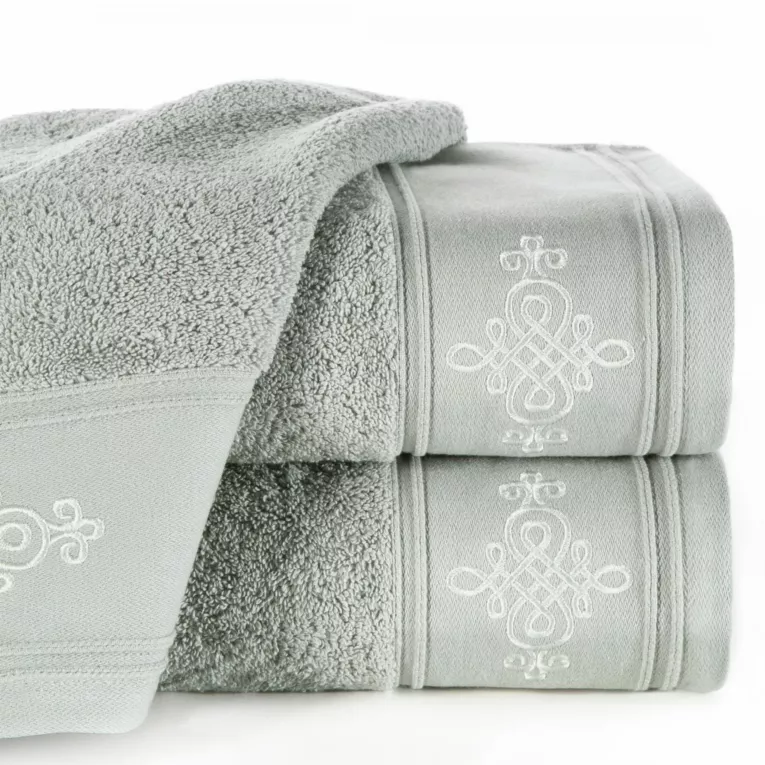 Ręcznik kąpielowy 70x140 cm bawełniany kolor srebrny z bordiurą zdobioną ornamentowym haftem 600 g/m2 KLAS 2