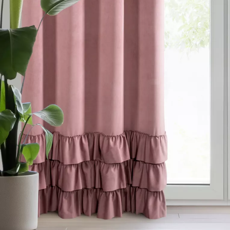 Zasłona ciemnoróżowa z welwetu zdobiona trzema subtelnymi falbanami 140x250 cm przelotka MEGI