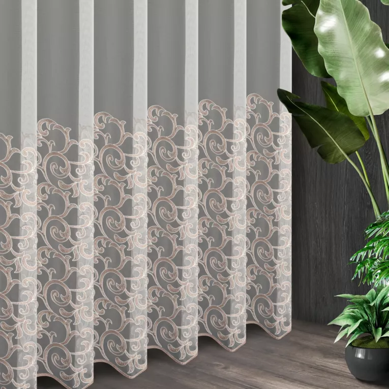 Tkanina firanowa lekka mikrosiateczka zdobiona ornamentowym dwukolorowym haftem z metaliczną nicią