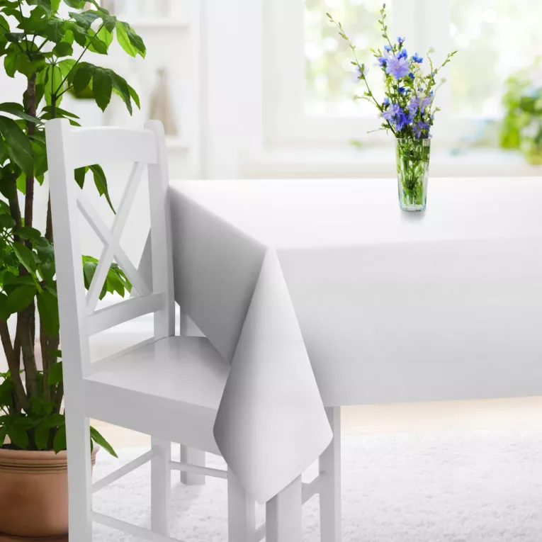 Obrus szyty biały z miękkiej tkaniny o welurowej strukturze