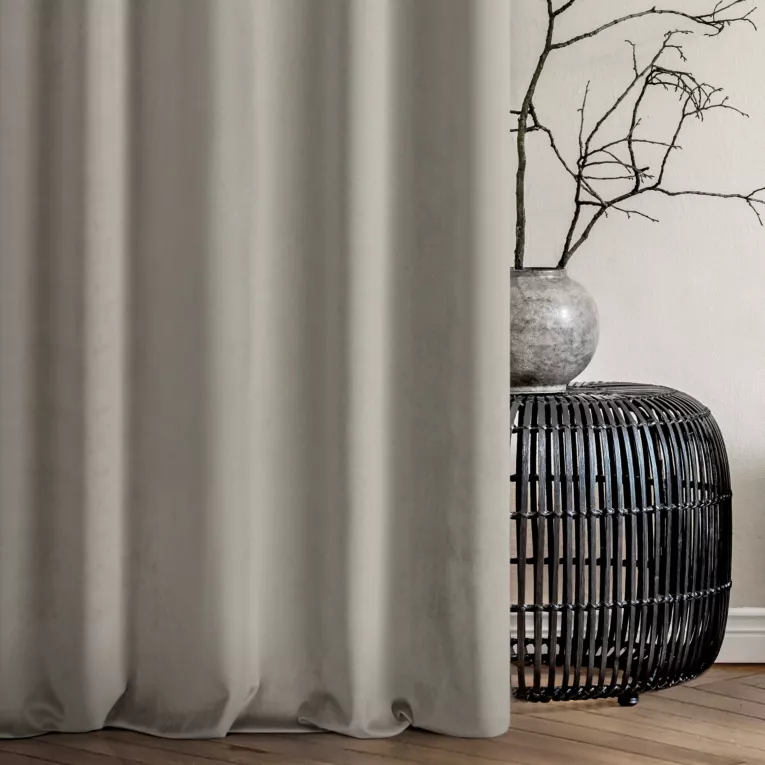 Zasłona szyta na taśmie 5 cm ENYA szarobeżowa z miękkiej półmatowej tkaniny welwetowej