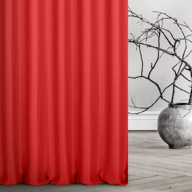Zasłona szyta na taśmie 5 cm jasnoczerwona z tkaniny trudnopalnej, zaciemniającej, typu blackout