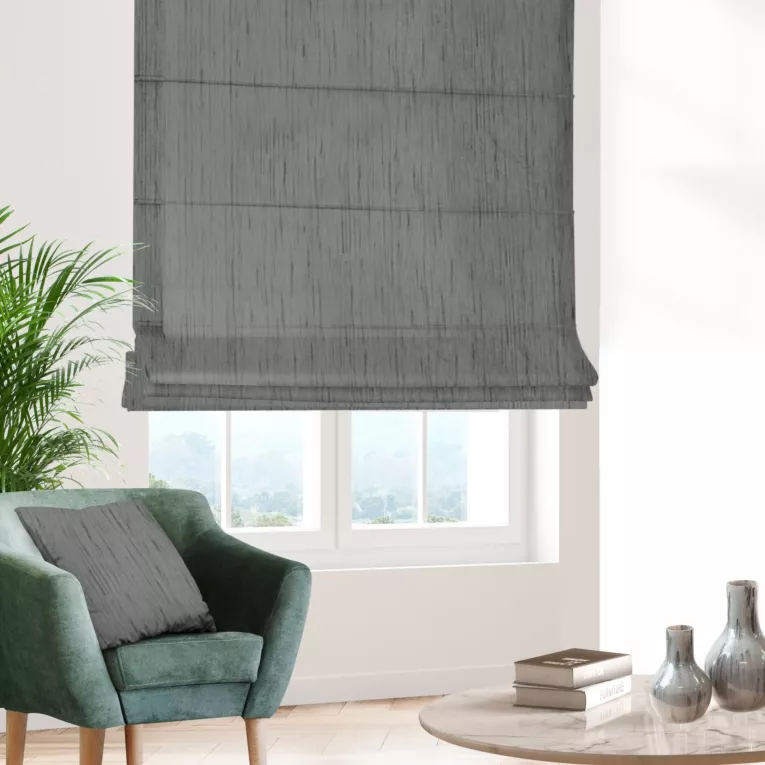 Roleta rzymska srebrna z tkaniny welwetowej w pionowe prążki, wykończona obciążnikiem