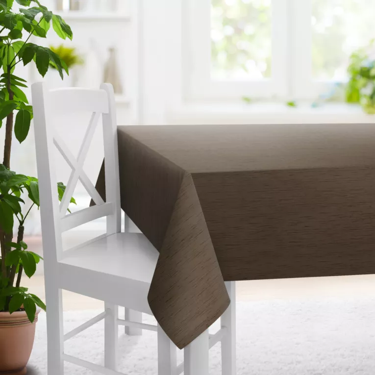 Obrus szyty ciemnobrązowy z tkaniny welwetowej w pionowe prążki, wykończona obciążnikiem