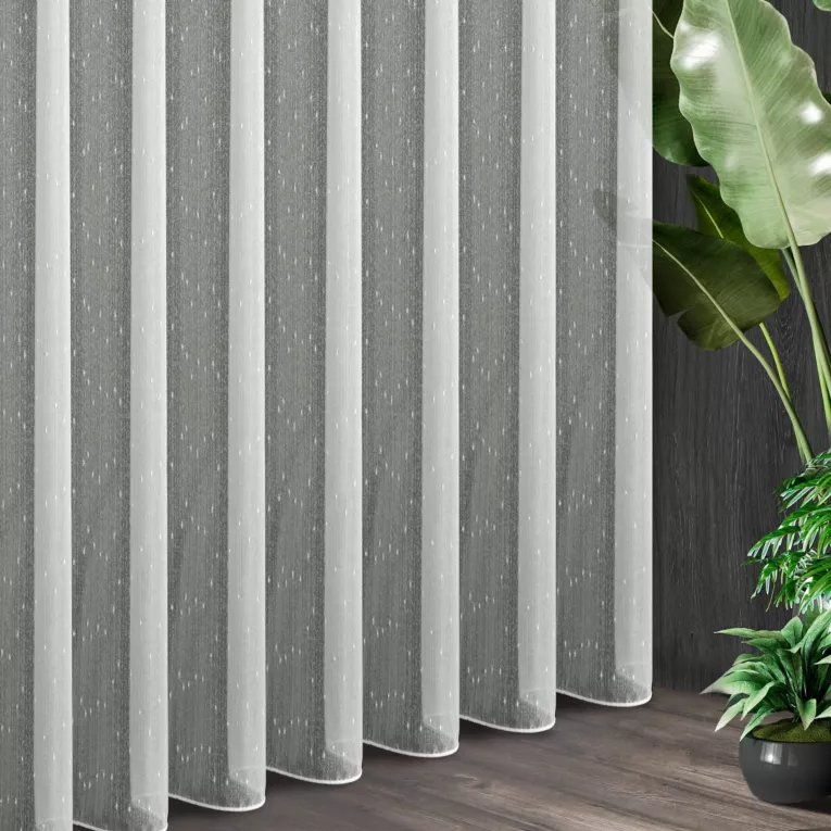 Tkanina firanowa matowa siateczka z subtelnym efektem deszczyku zakończona szwem obciążającym