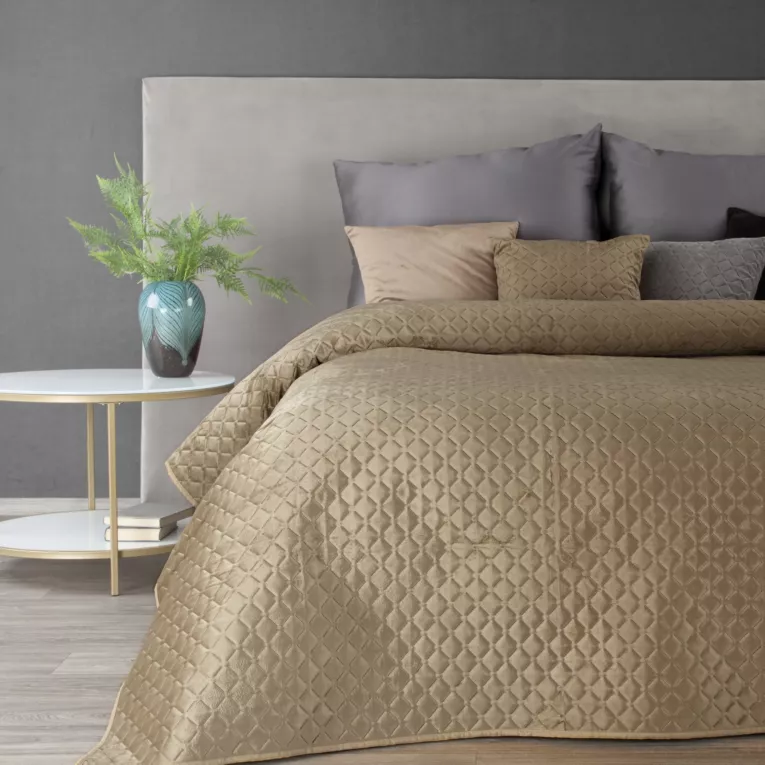 Narzuta welwetowa beżowa 200x220 cm pikowana w geometryczny wzór metodą hot press DIMON