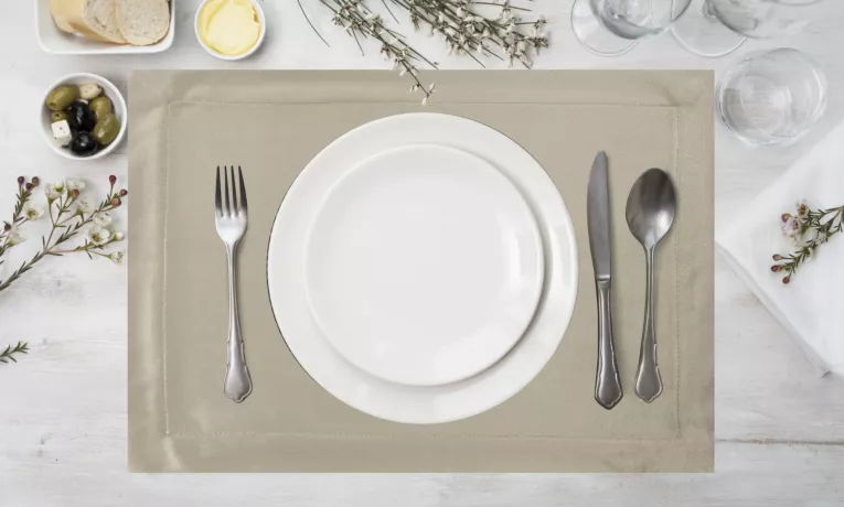 Komplet podkładek 4 szt beżowych 30x40 cm welwetowych MELINDA z ozdobną listwą