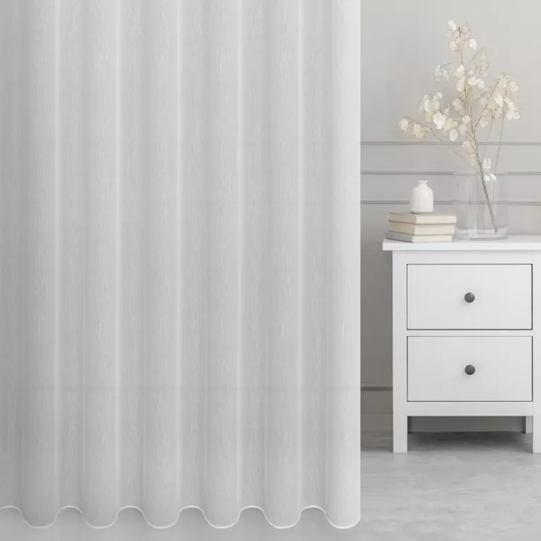Firana szyta na taśmie 5 cm biała z miękkiej tkaniny o lekkim splocie i delikatnym połysku, wykończona obciążnikiem