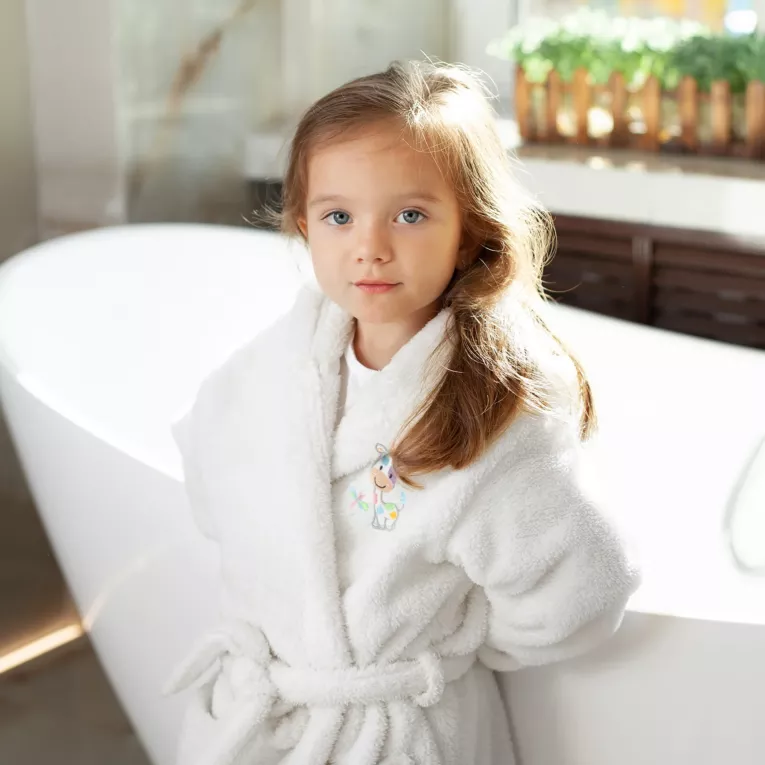 Szlafrok dziecięcy BABY z aplikacją z kolorową krówką