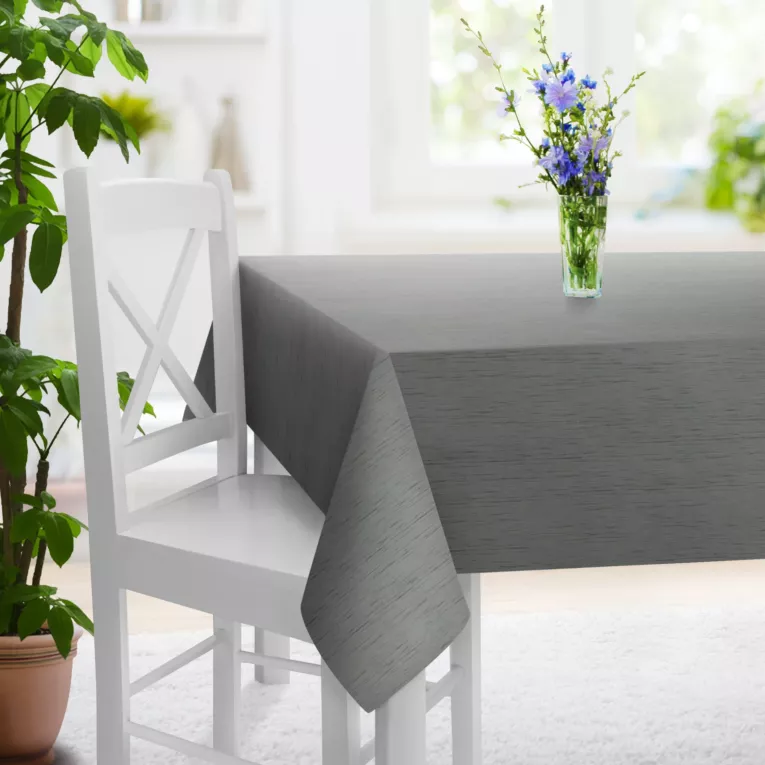 Obrus szyty srebrny z tkaniny welwetowej w pionowe prążki, wykończona obciążnikiem