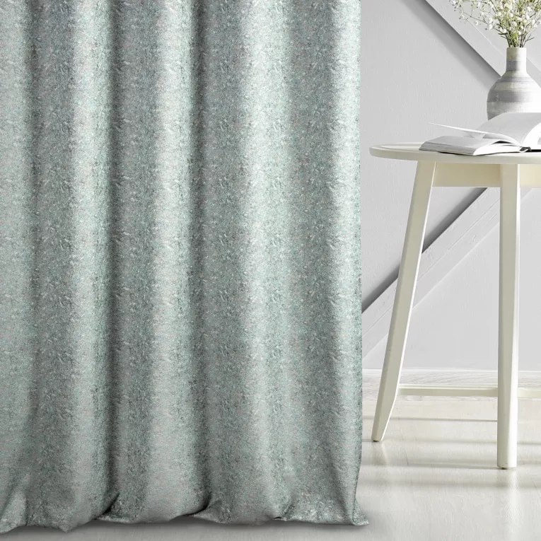 Zasłona szyta na taśmie 5 cm DORIANA srebrna z tkaniny o dwukolorowym nieregularnym wzorze