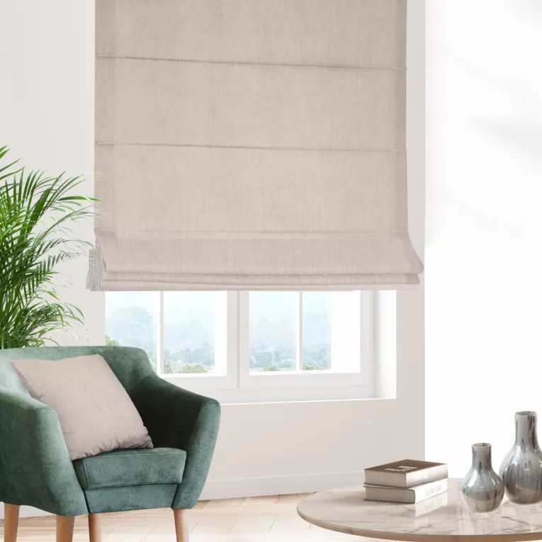 Roleta rzymska ciemnobeżowa z miękkiej matowej tkaniny szenilowej o naturalnym splocie