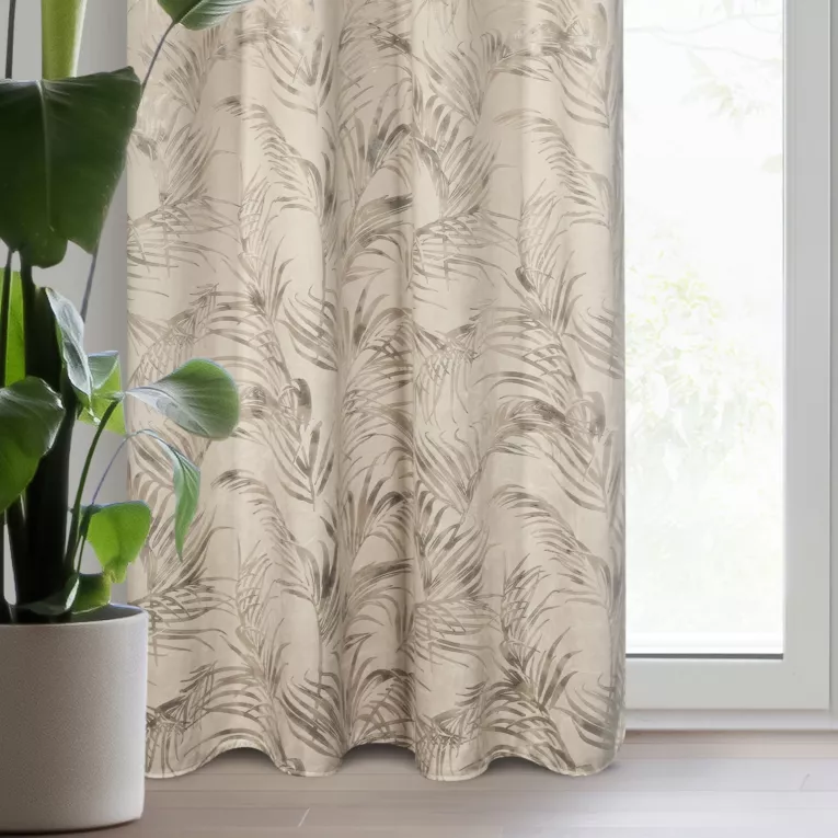 Zasłona beżowo, szampańska zdobiona nadrukiem liści palm z welwetu 135x270 cm przelotka - DEBRA