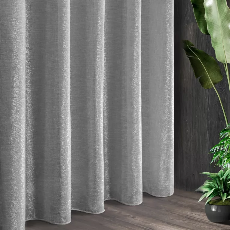 Tkanina firanowa etamina o gęstym splocie zakończona szwem obciążającym