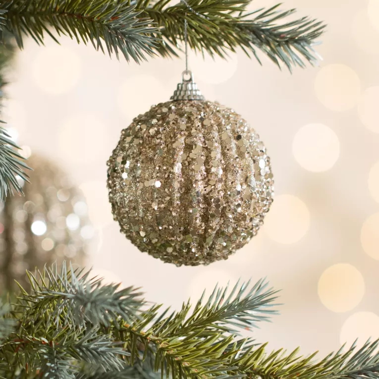 Bombka choinkowa zdobiona cekinami i koralikami